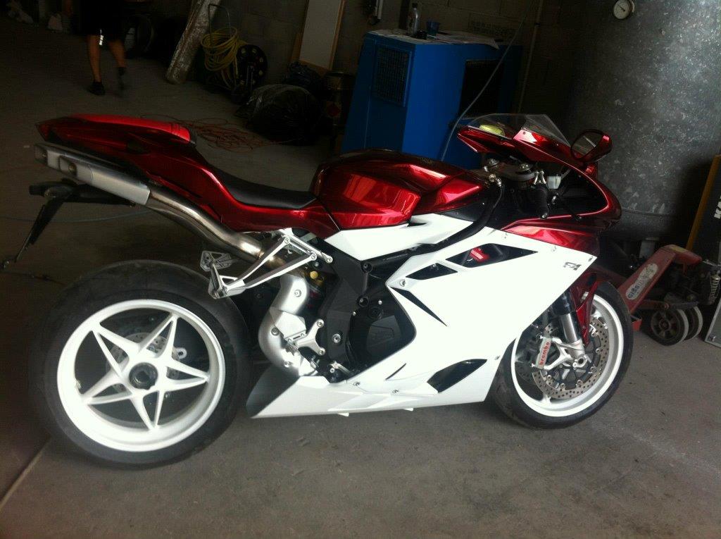 Красно белый мотоцикл