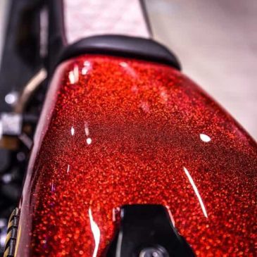 Nouveau look pailleté rouge pour une Yamaha XV1000 TR1 de 1983