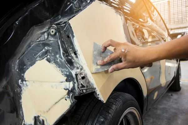 Réparer La Carrosserie De La Voiture En Masticant Le Travail De Près Après  L'accident En Travaillant L'apprêt De Ponçage Avant De Peindre. , Le  Mécanicien Répare La Voiture , En Utilisant Du