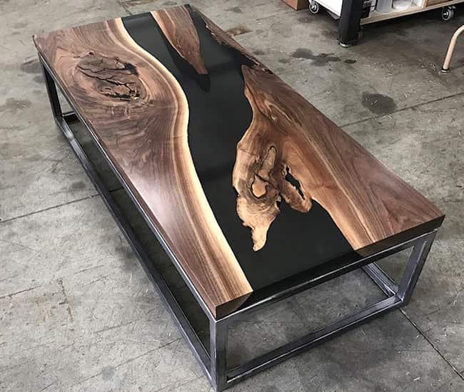 Table en bois et résine époxy noire transparente